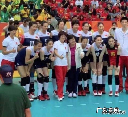 中国女排为拍电影一直到深夜,张常宁站着都能睡着,网友表示太心疼。对此你怎么看?