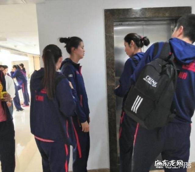 中国女排为拍电影一直到深夜,张常宁站着都能睡着,网友表示太心疼。对此你怎么看?