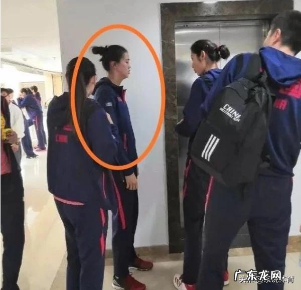 中国女排为拍电影一直到深夜,张常宁站着都能睡着,网友表示太心疼。对此你怎么看?