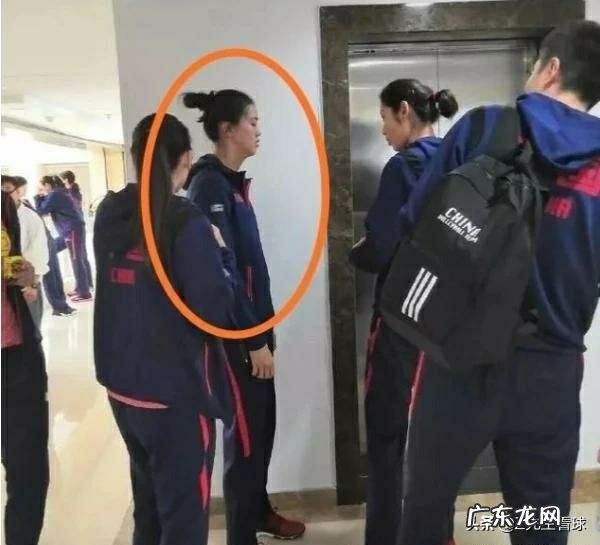中国女排为拍电影一直到深夜,张常宁站着都能睡着,网友表示太心疼。对此你怎么看?