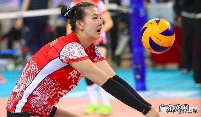 中国女排为拍电影一直到深夜,张常宁站着都能睡着,网友表示太心疼。对此你怎么看?