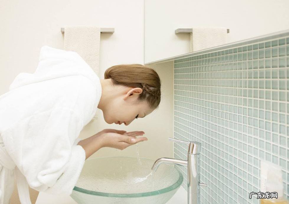 皮肤白用什么洗面奶