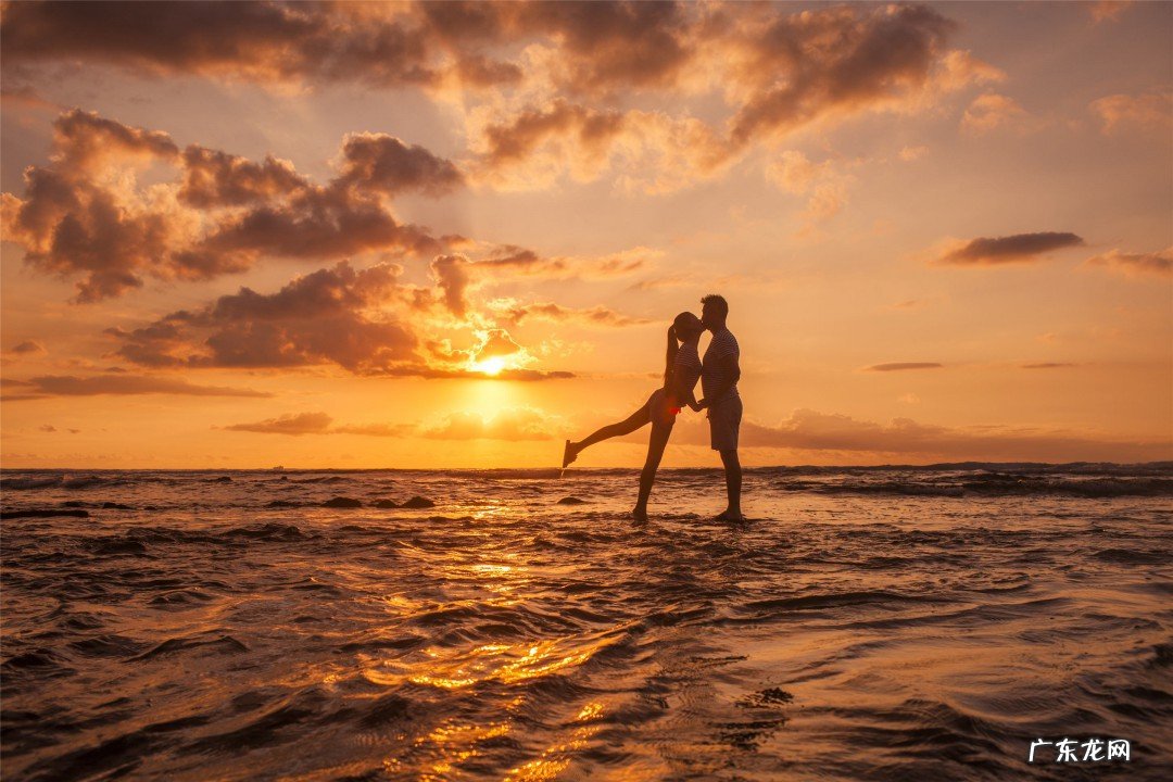 一个男生假爱你的表现