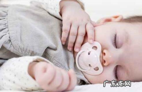 安抚奶嘴有哪些好处和负面影响?