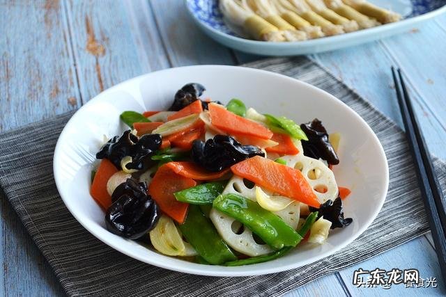 今年过年想给父母妻儿做一桌年夜饭,请推荐六个菜?