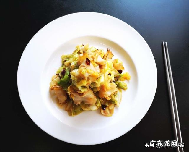 今年过年想给父母妻儿做一桌年夜饭，请推荐六个菜？