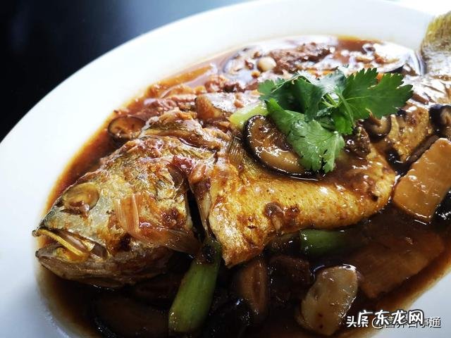 今年过年想给父母妻儿做一桌年夜饭，请推荐六个菜？