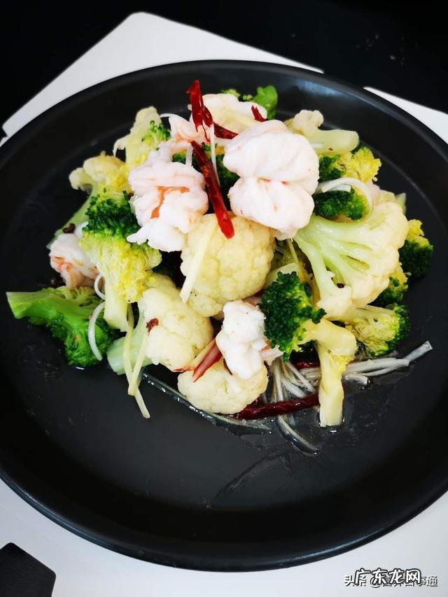 今年过年想给父母妻儿做一桌年夜饭，请推荐六个菜？