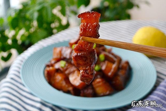 今年过年想给父母妻儿做一桌年夜饭,请推荐六个菜?