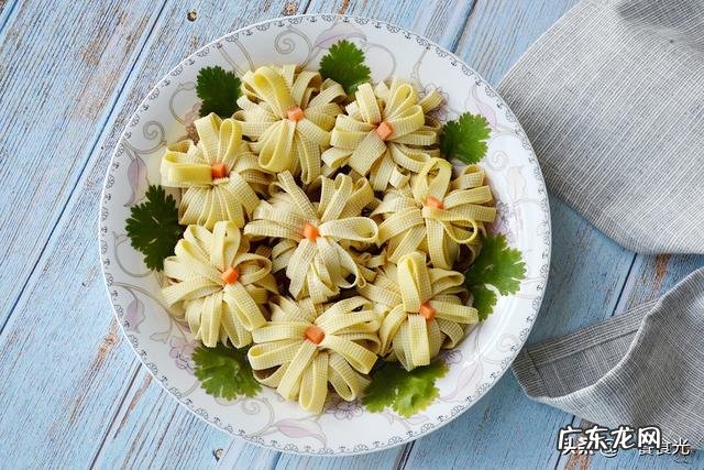 今年过年想给父母妻儿做一桌年夜饭,请推荐六个菜?