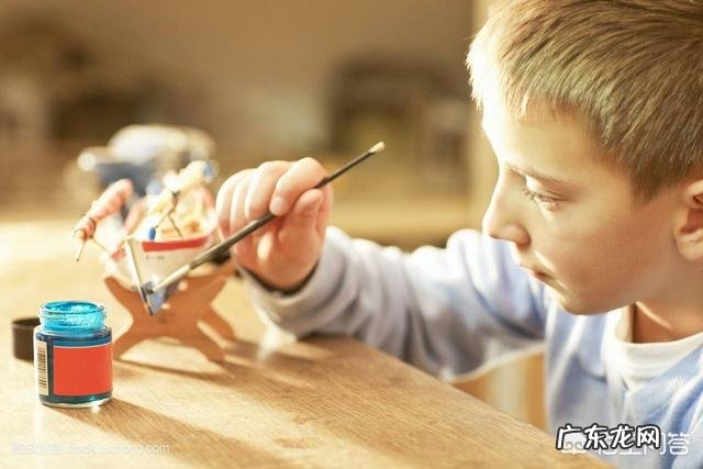 小孩子上课时注意力不集中,该如何解决?