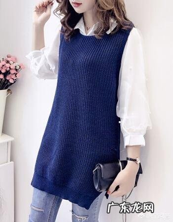 蓝色针织背心连衣裙里面应该怎么打底?