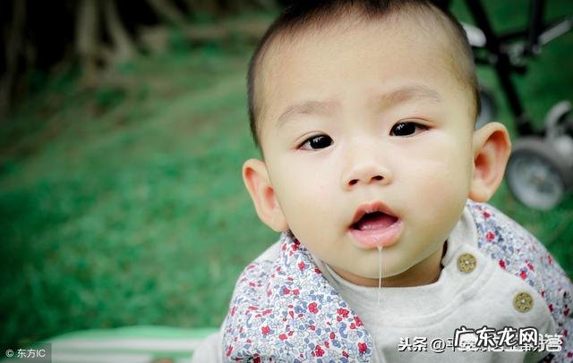 3个多月的宝宝总爱吐唾沫，这是怎么回事？