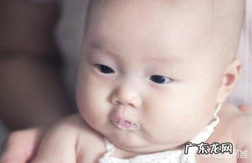 3个多月的宝宝总爱吐唾沫，这是怎么回事？