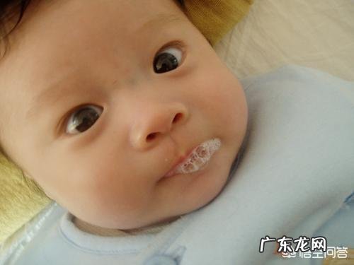 3个多月的宝宝总爱吐唾沫，这是怎么回事？