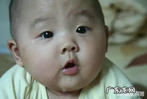 3个多月的宝宝总爱吐唾沫，这是怎么回事？