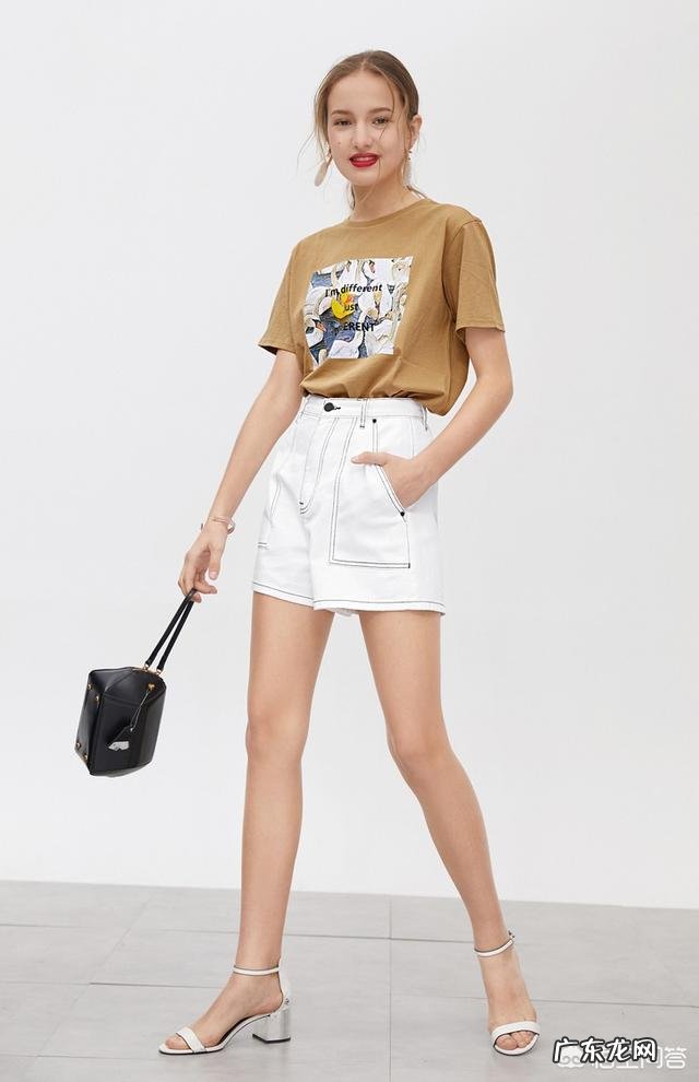 白色牛仔短裤配什么颜色的T恤好看?