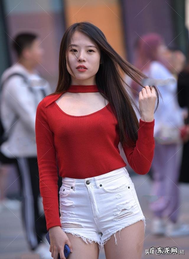 白色牛仔短裤配什么颜色的T恤好看?