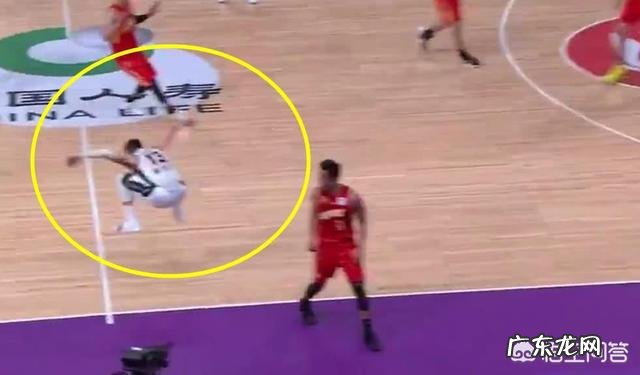 郭艾伦本赛季已经出现好几次场上抱怨对手的情况,你怎么看?