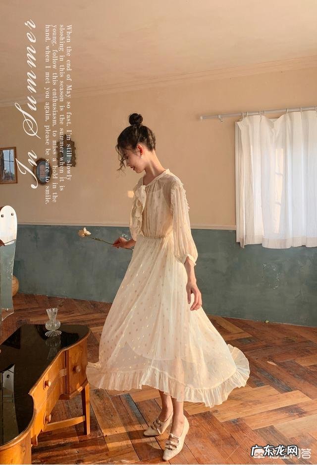 秋天有哪些时尚好看的长袖连衣裙?要怎么搭配呢?