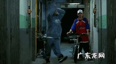 你小时候看过最恐怖的电影叫什么名字？就是看了以后钻被窝里蒙住头出了一身汗？