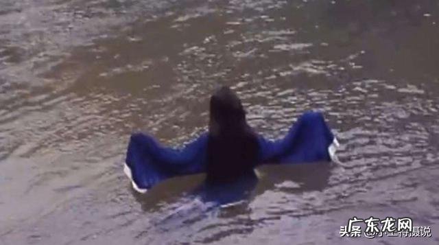 你小时候看过最恐怖的电影叫什么名字？就是看了以后钻被窝里蒙住头出了一身汗？