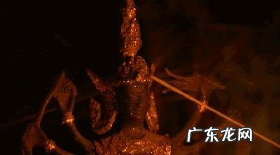 你小时候看过最恐怖的电影叫什么名字？就是看了以后钻被窝里蒙住头出了一身汗？