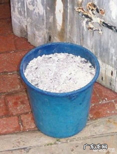 农村里常见的草木灰,合适用在哪些农作物上?有什么作用?