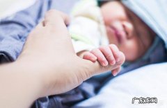 出生的婴儿脸上有小白点是怎么回事？