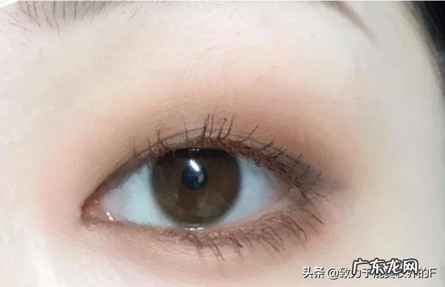 单眼皮有点肿眼泡,如何画眼影呢?