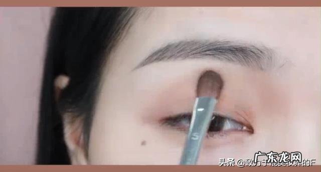 单眼皮有点肿眼泡,如何画眼影呢?