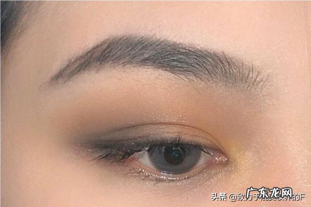 单眼皮有点肿眼泡,如何画眼影呢?