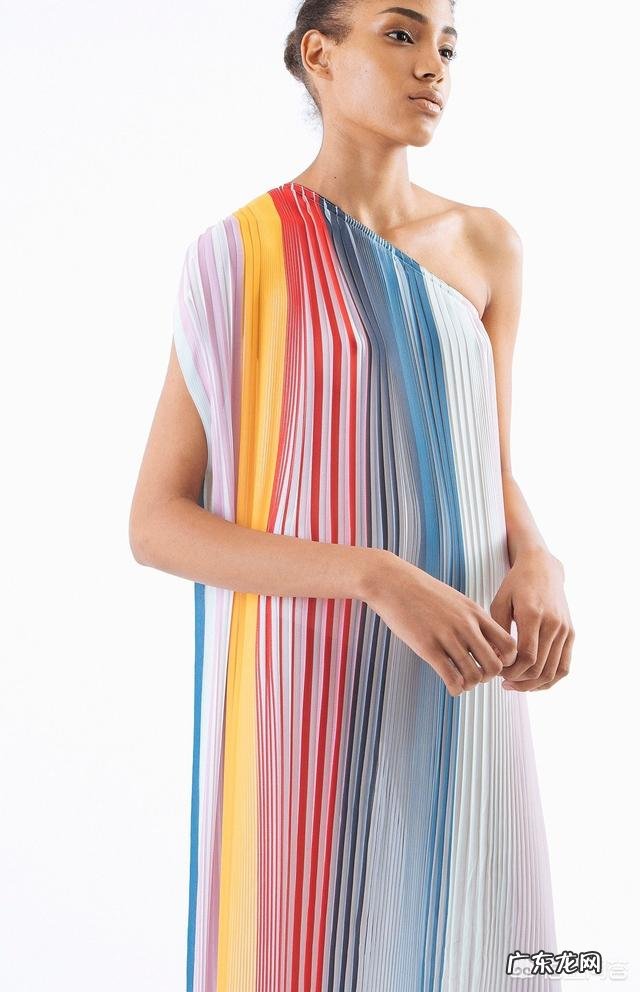 夏天怎么挑连衣裙可以让自己在人群中更出彩？