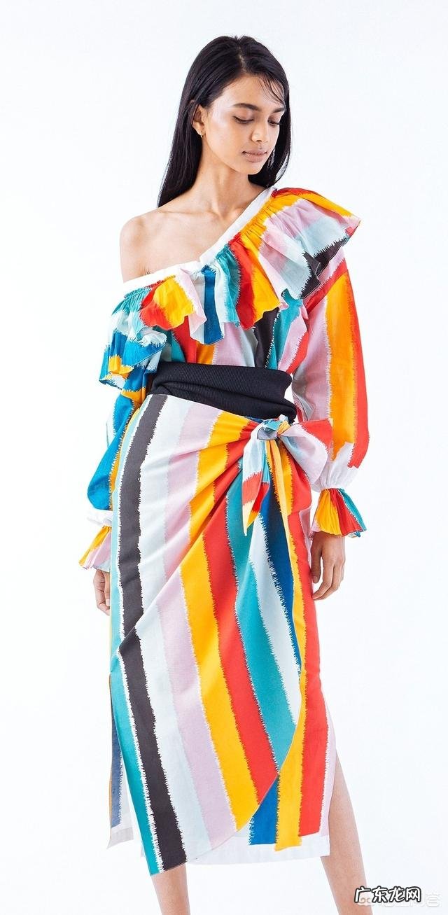 夏天怎么挑连衣裙可以让自己在人群中更出彩？