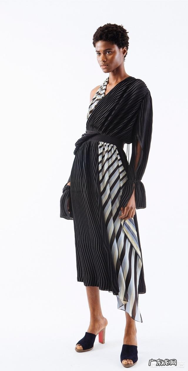 夏天怎么挑连衣裙可以让自己在人群中更出彩？