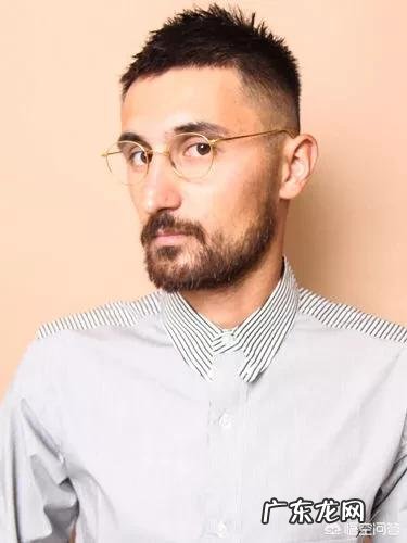 男生方脸适合什么发型？