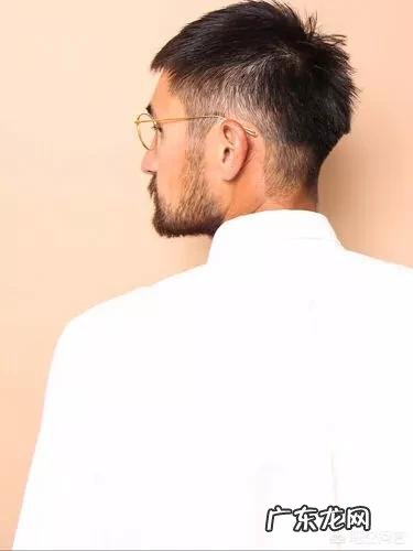 男生方脸适合什么发型？