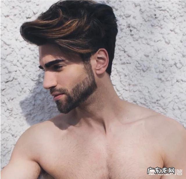 男生方脸适合什么发型？