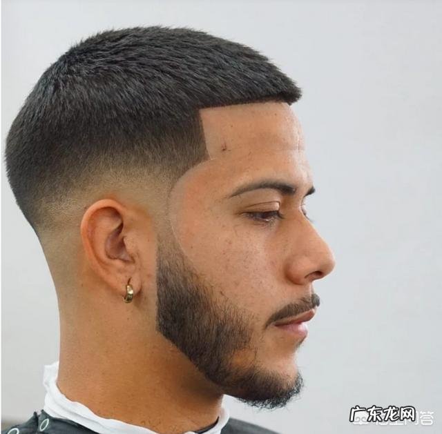男生方脸适合什么发型？