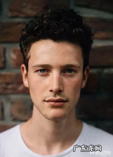 男生方脸适合什么发型？