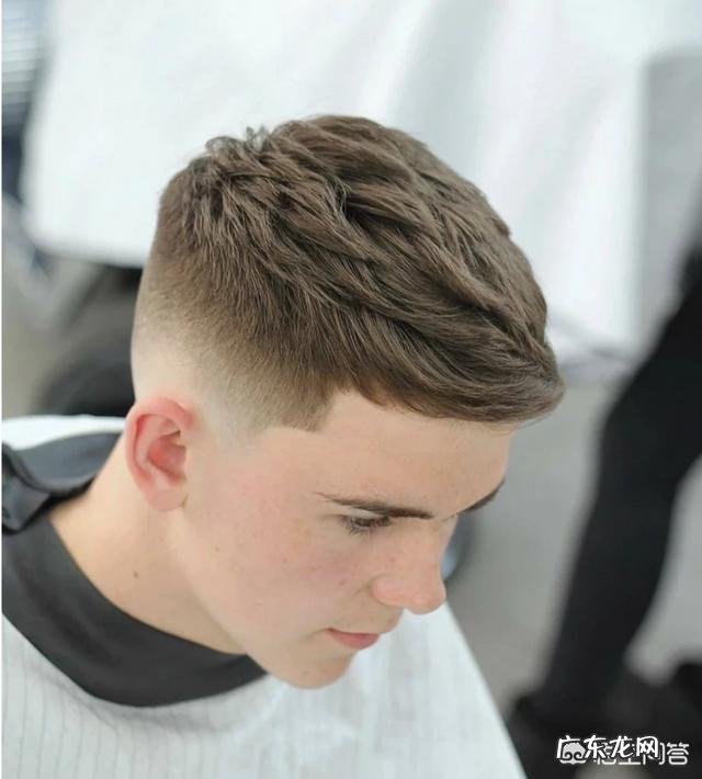 男生方脸适合什么发型？