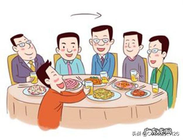 公司聚餐的酒桌上,你上司的上司当着所有人的面多次夸你,此时你怎么想,怎么回复?