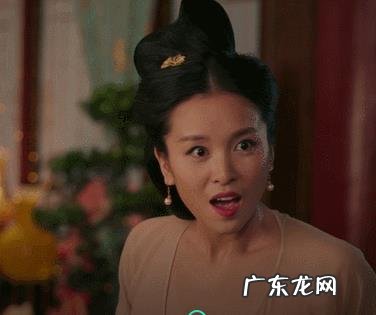 公司聚餐的酒桌上,你上司的上司当着所有人的面多次夸你,此时你怎么想,怎么回复?