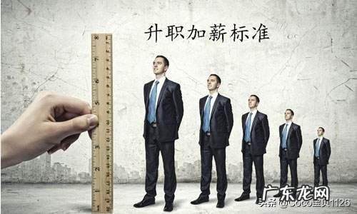 公司聚餐的酒桌上,你上司的上司当着所有人的面多次夸你,此时你怎么想,怎么回复?