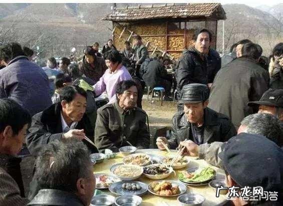 很多地方的农村宴席刚上菜,有的妇女大妈就抢着往打包袋里装,怎么看待这种现象?