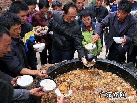 很多地方的农村宴席刚上菜,有的妇女大妈就抢着往打包袋里装,怎么看待这种现象?