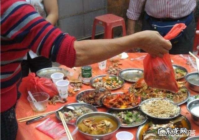 很多地方的农村宴席刚上菜,有的妇女大妈就抢着往打包袋里装,怎么看待这种现象?