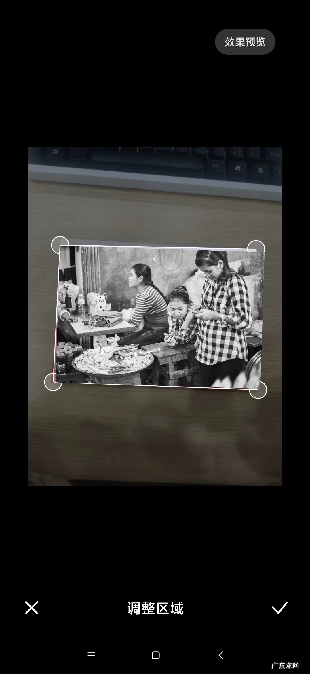 怎样老照片保持得更久呢?可以把照片扫到手机里,永久保存