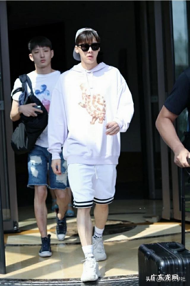 白卫衣配什么裤子?