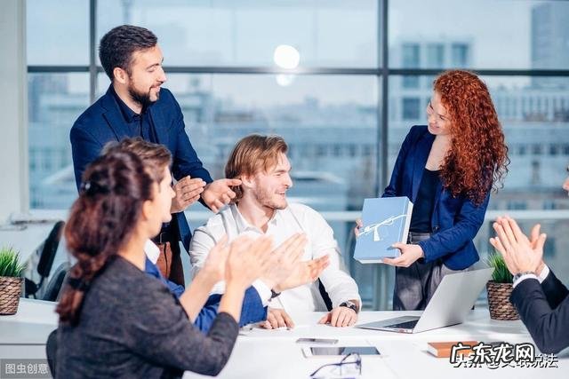 我是领导秘书，马上要去新的工作岗位任职了，想送给自己领导一份特别的礼物，送什么好？